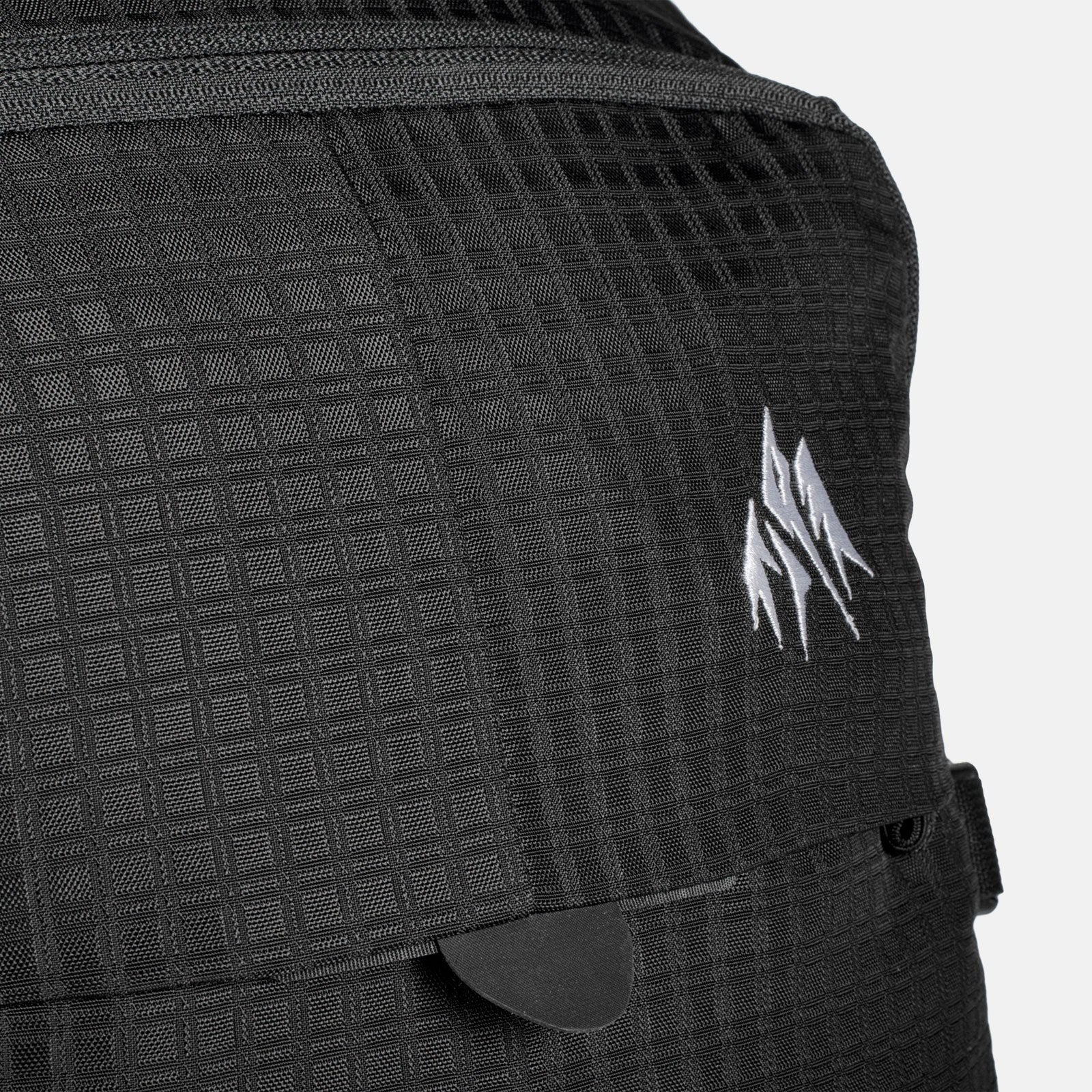 dscnt-25lJONES2 close up view snow alley